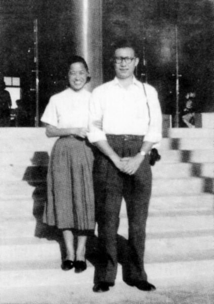 1955年-黄葆同院士与夫人冯之榴冲破千难万阻从美国归国，在深圳海关留念-黄葆同-提供-01