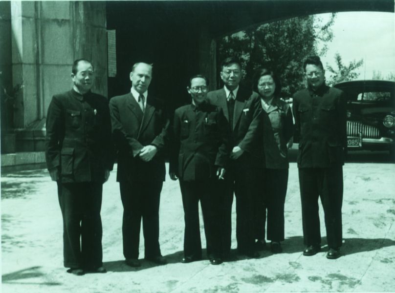 1955年5月25日-前苏联N.B达纳那耶夫院士（左2）来所讲学，与吴学周（左3）、梁树权（右1）、蔡镏生（右3）和刘静宜合影-资料