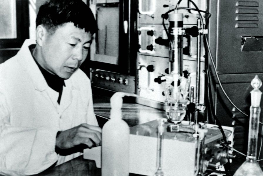 1963年，汪尔康研制成功国内第一台示波极谱仪，1964年获国家新产品二等奖。图为汪尔康在测试仪器-关凤林-摄影