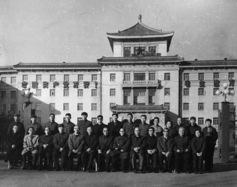 1965年5月吴学周所长（前排右6）、孙书棋副所长（前排左6）等与神原周教授（前排左7）率领的日本高分子学者代表团合影-关凤林