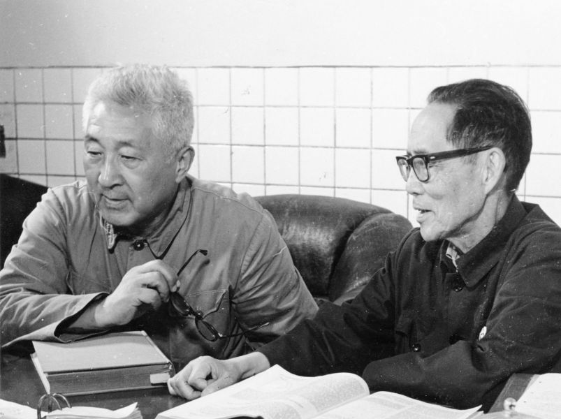 1970年代-吴学周所长与钱保功研究员在进行科学探讨-关凤林-摄影-01