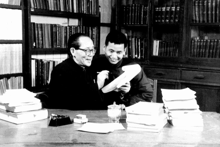 1970年代-吴学周所长在指导研究生江宜进-关凤林