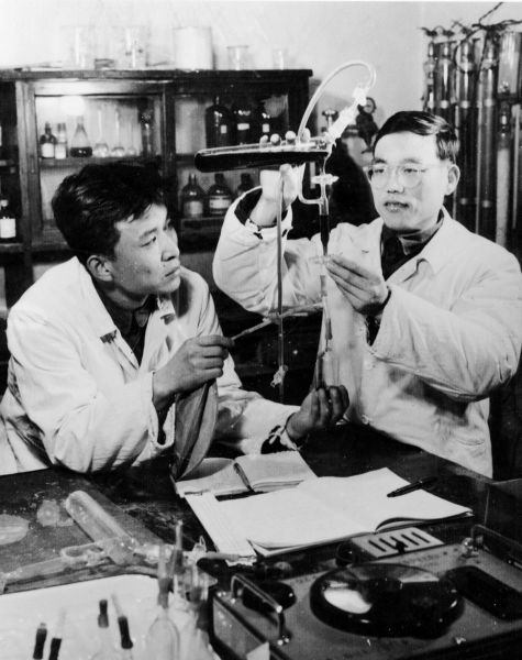 1973-年-高分子化学家王佛松（右）与科研人员在做合成异戊橡胶实验-关凤林-摄影-01