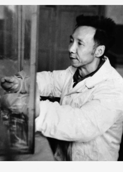 1973年-倪嘉缵副研究员进行稀土萃取研究-关凤林-摄影-01