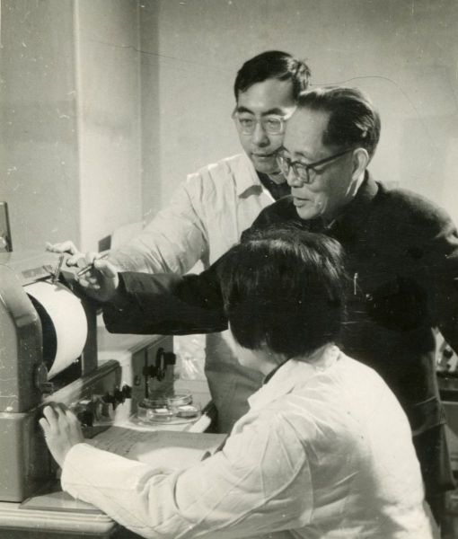 1973年-学部委员吴学周所长指导研究人员进行红外光谱研究-关凤林-摄影-01