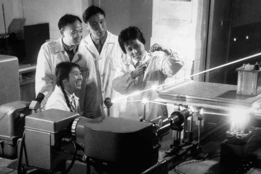 1973年-激光拉曼光谱研究取得重要突破-关凤林