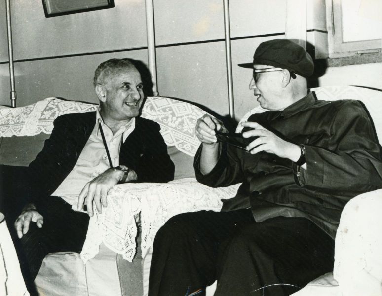 1980年代初-黄葆同研究员（右）与来访的美国麻省大学斯泰因教授（左）亲切交谈-关凤林-摄影-01