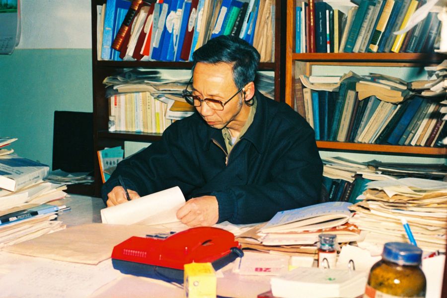 1980年代末-倪嘉缵院士在撰写稀土研究论文-关凤林-摄影