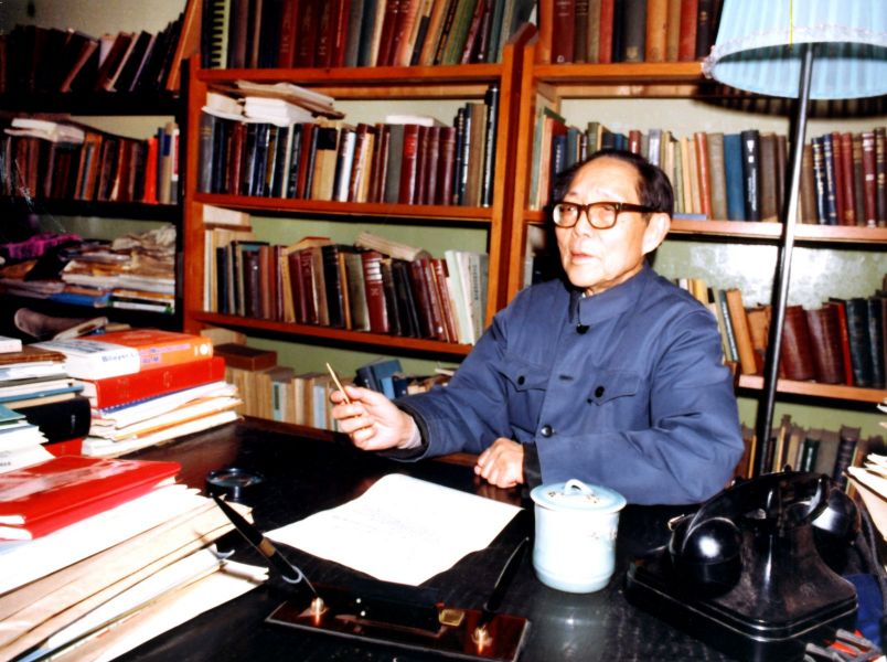 1981年-学部委员吴学周所长在办公室-关凤林-摄影
