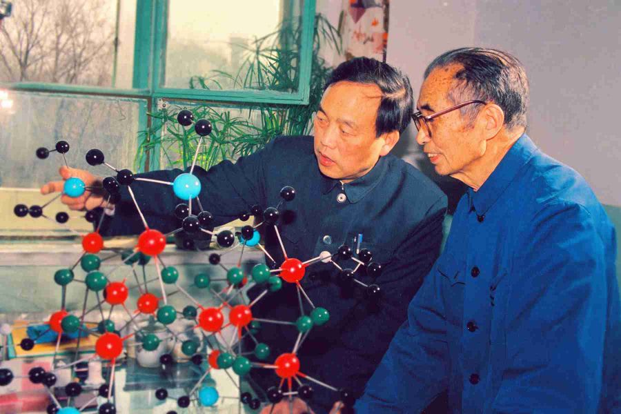1985年-顺丁橡胶工业生产新技术-国家科技进步特等奖-王佛松院士（左）与欧阳均研究员-关凤林
