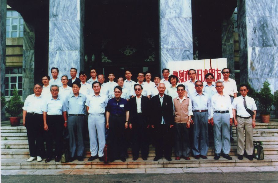1987年6月22日，由我所承办的第三届中日辐射化学双边讨论会在长春举行，前排孙书棋（右5）王佛松（右6）后排徐俊（右1）孙家珍（右5）陈捷（左2）-关凤林