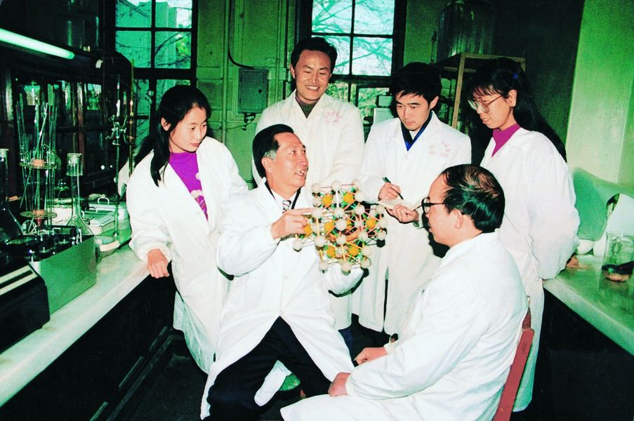 1996年-苏锵院士与同事探讨科研进展-关凤林-摄影-01