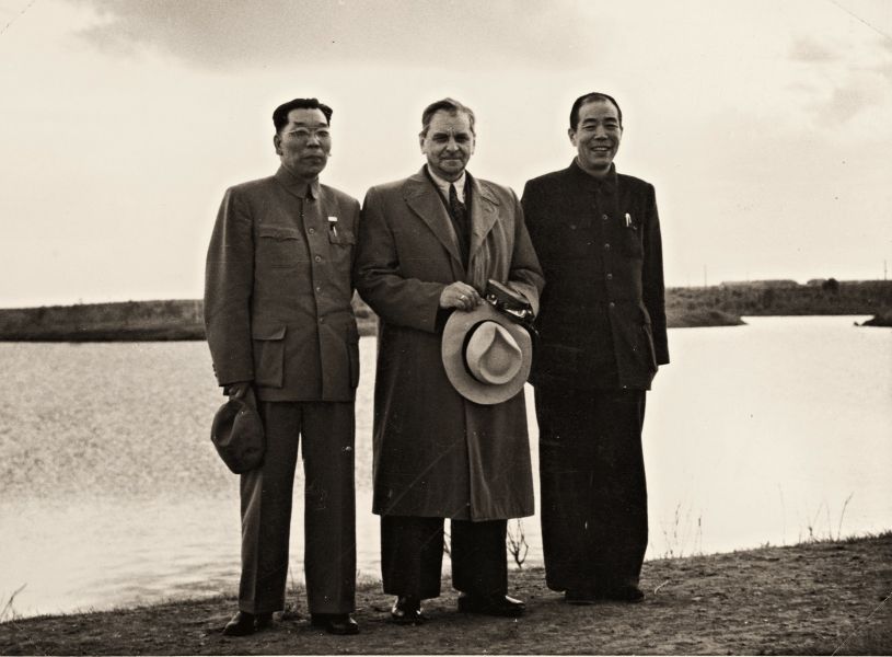 2-23-1-1950年-中科院科技部主任严济慈（左）与前苏联科学院М·П·柯斯钦科院士（中）、孙景斌副所长（右）合影-01
