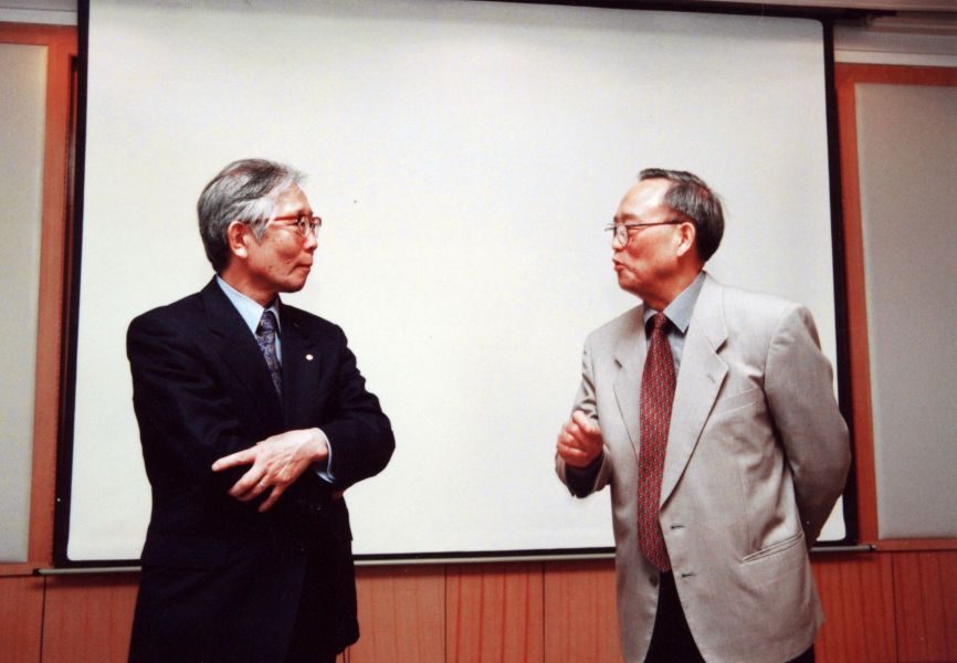 2001.6.2-诺贝尔奖获得者白川英树教授与王佛松院士在学术交流-关锋-摄影-01
