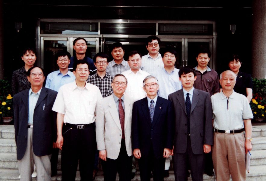 2001年6月2日，诺贝尔奖获得者日本白川英树教授（右三）来所讲学，白川英树与所领导合影，莫志深左一，张洪杰（左二）王佛松（左三），景遐斌（右一），王利祥（右二）