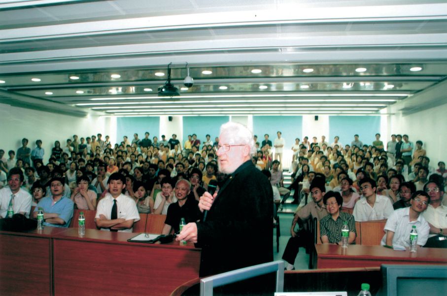 2005年8月16日-诺贝尔奖者美国黑格尔教授到所访问做学术报告-关锋