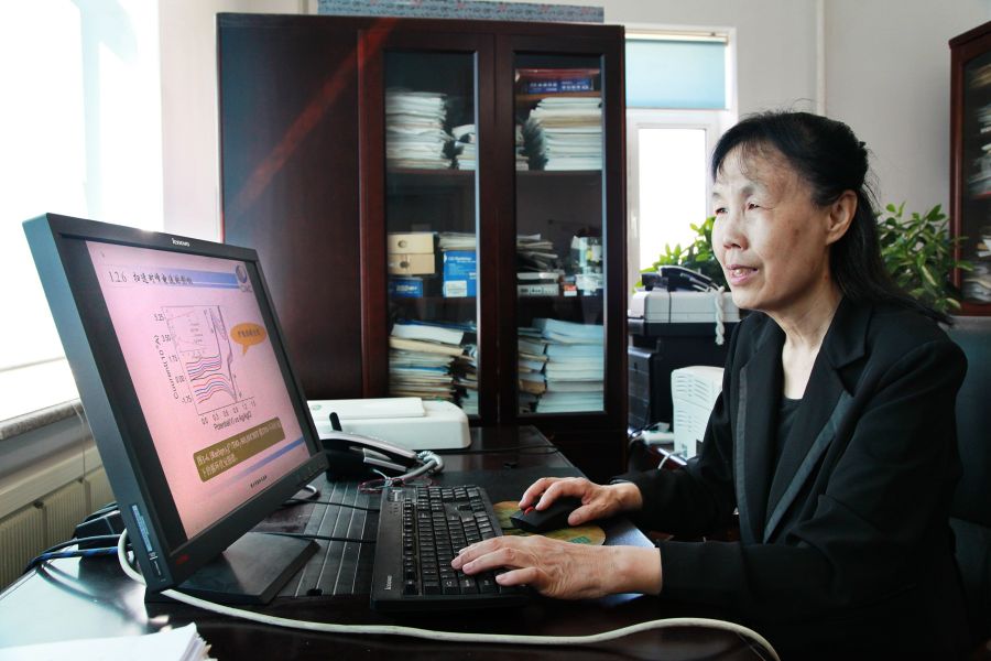 2014年-9月10日-杨秀荣院士在做“扫速对峰电流的影响”研究-关锋